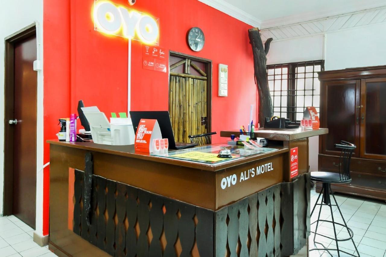 Oyo 1093 Ali'S Motel Teluk Bahang Exteriör bild