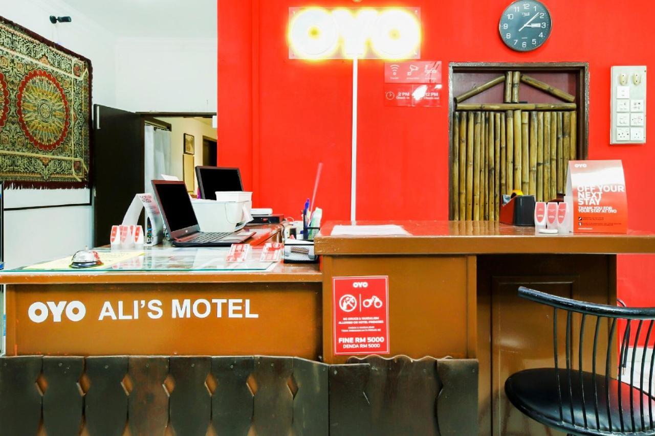 Oyo 1093 Ali'S Motel Teluk Bahang Exteriör bild