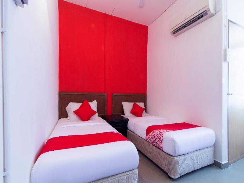 Oyo 1093 Ali'S Motel Teluk Bahang Exteriör bild